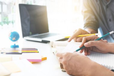 Bir kitap okuma veya birlikte masada otururken ödev iki kendine güvenen öğrenciler