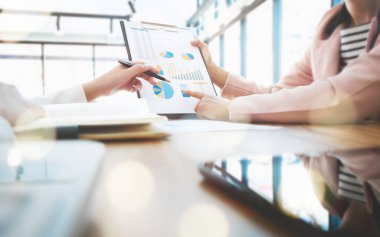 İş insanlar toplantı ortaklık satış performansı tartışıyor