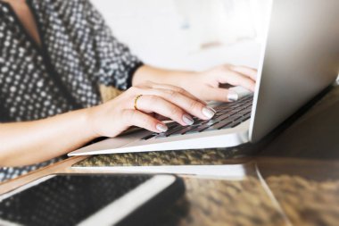 İş yerinde yoğunlaşmıştır. eski laptop kafede çalışan kadın