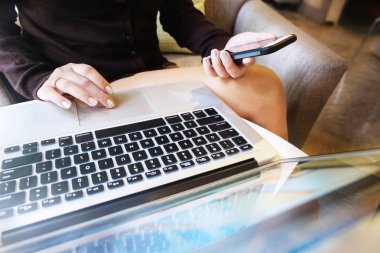 Güzel kadın keşfetmek Online alışveriş sitesi. Eller genç kadının alışveriş online dizüstü kullanarak kapatın