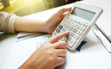 hesap makinesini kullanarak genç iş kadını