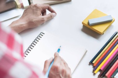 Defter üzerinde yazma genç öğrenci kadın masanın üstüne ev işi