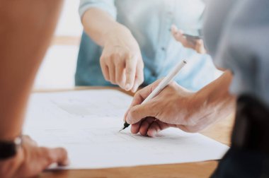 Görüntü için bir işyerinde mimari proje mühendisi takım çalışması toplantının