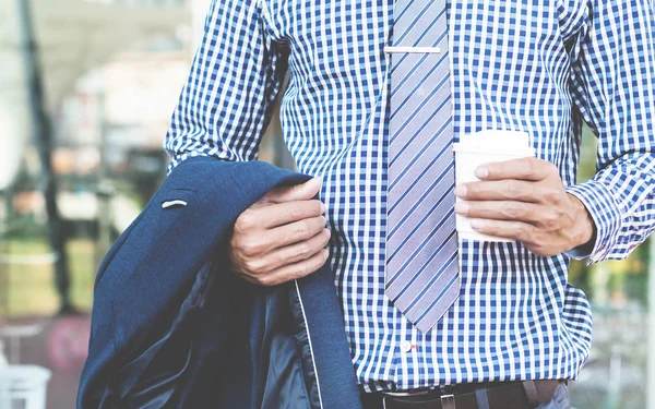 İşten sonra kahve ile işadamı kırpılmış görüntü