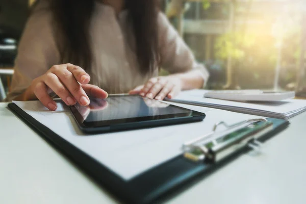 Genç kadın tablet çalışırken kullanma