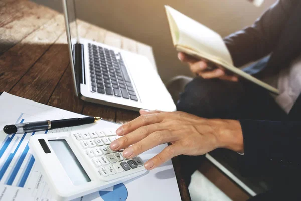 modern bir ofis Şirket kar üzerinde çözümleme hesap makinesini kullanarak iş adamı