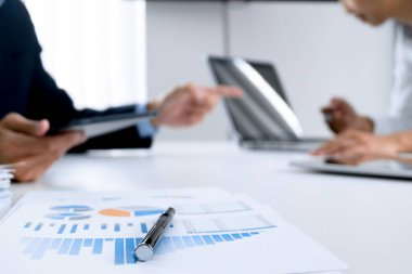 Birlikte çalışan ve dijital tablet bir işyerinde, seçici odak kullanarak iş adamları