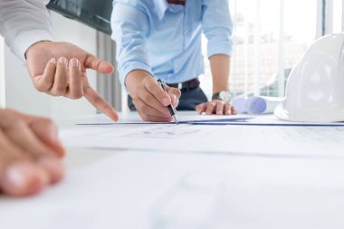 Bir bina tartışırken mühendis el yakın inşaat proje işyerinde