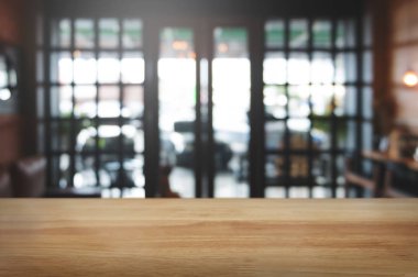 bulanık cafe bar arka plan ile boş ahşap tahta