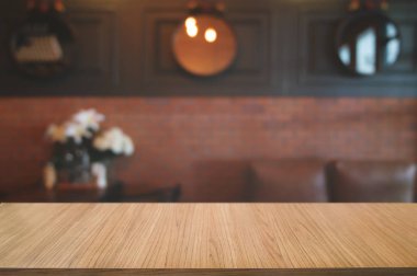 bulanık cafe bar arka plan ile boş ahşap tahta