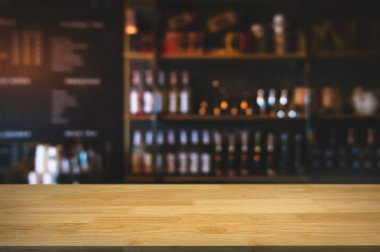 bulanık cafe bar arka plan ile boş ahşap tahta