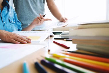 birlikte eve evinde otururken ödev iki kendine güvenen öğrenciler