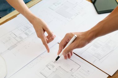 Bir bina tartışırken mühendis el yakın inşaat proje işyerinde