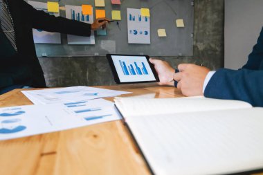 iş takım disscussing bir toplantıda dijital tablet