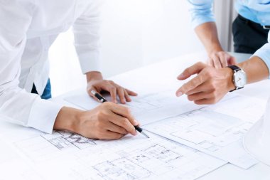 Bir bina tartışırken mühendis el yakın inşaat proje işyerinde