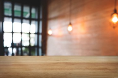 montaj ile boş ahşap masa kahve Cafe arka plan bulanık.