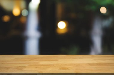 montaj ile boş ahşap masa kahve Cafe arka plan bulanık.