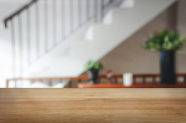 montaj ile boş ahşap masa kahve Cafe arka plan bulanık.