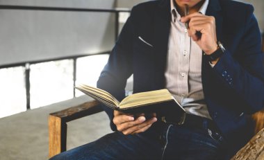 Modern ofiste çalışan iş yürütme / Cafe