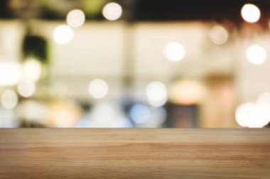 ahşap masa üstü önünde Restoran arka plan bulanıklık.