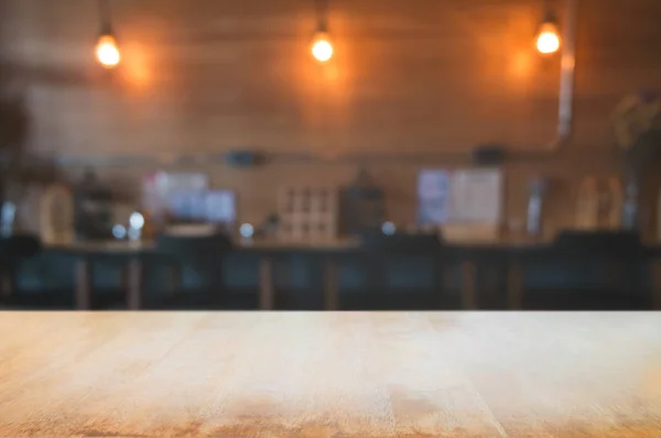 bulanık cafe bar arka plan ile boş ahşap tahta