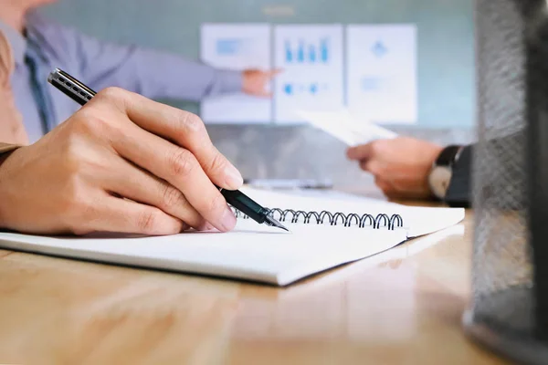 belgeler ve modern bir ofis toplantıda fikirleri tartışmak şirket yöneticileri