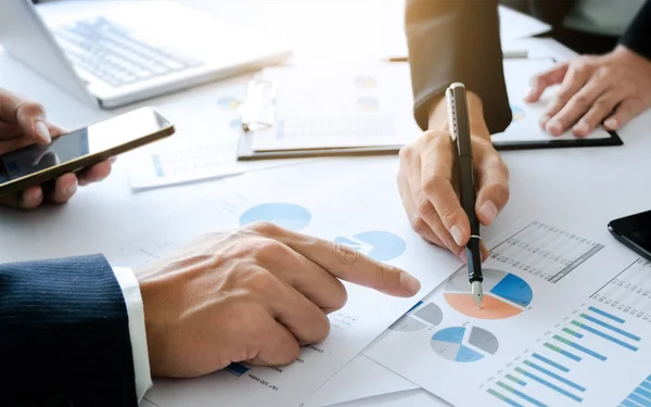 Business Executive Kollegor Arbetar Tillsammans Med Analys Datadokument Ett Kontor — Stockfoto