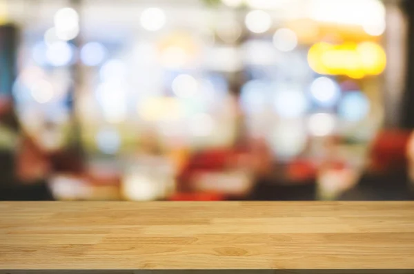 ahşap masa üstü önünde Restoran arka plan bulanıklık.