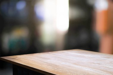 boş ahşap masa ile montaj Restoran arka plan bulanıklık.