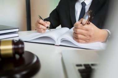 Mahkeme salonunda çalışan adalet danışman / Hukuk Bürosu.