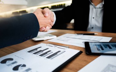 iş yöneticileri ortaklık el sallayarak