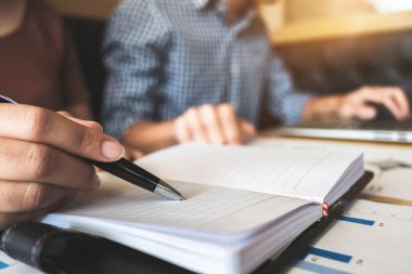 bir kafede dizüstü bilgisayar ve sınav belgeleri ile birlikte çalışan iki üniversite öğrencileri / Kütüphane