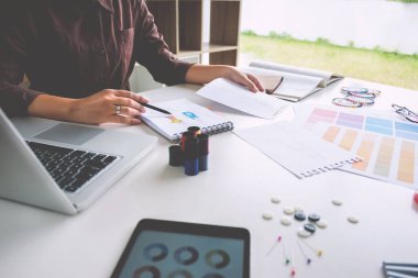 Moda / yaratıcı tasarımcı çalışma defter seçici odak modern ev stüdyosunda çizim ile