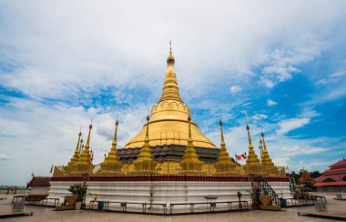Doğu Myanmar Shan Eyaleti'nde Bir sınır kasabasında Tachileik Shwedagon pagoda mock up.