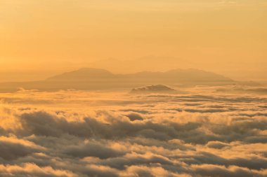 Shan eyaletinde sisle kaplı dağlarla güzel gün doğumu, Myanmar.