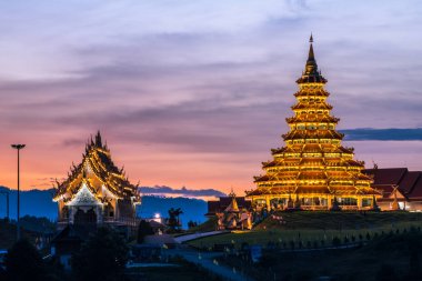 Gün batımında Tayland Chiang Rai eyaletinde Çin tarzında Wat Huai Pla Kung tapınak pagoda.