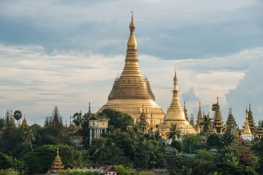 Shwedagon pagoda Yangon, Myanmar en popüler turistik.