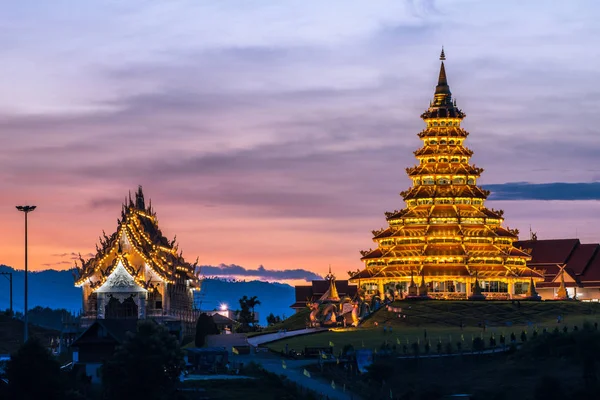 Gün batımında Tayland Chiang Rai eyaletinde Çin tarzında Wat Huai Pla Kung tapınak pagoda.