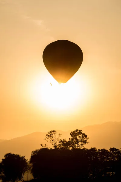 Sylwetka Balonu Gorącego Powietrza Lecącego Niebie Podczas Zachodu Słońca — Zdjęcie stockowe