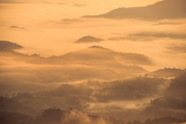 Sis kış sezonunda Tayland'ın kuzey bölgesinde Chiang Rai eyaletinde dağlar aralığı kaplı.