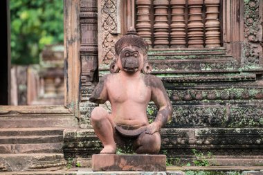 Banteay Srei tapınağında koruyucu heykel dekorasyon Siem Reap, Kamboçya benzersiz pembe kumtaşı tapınak.