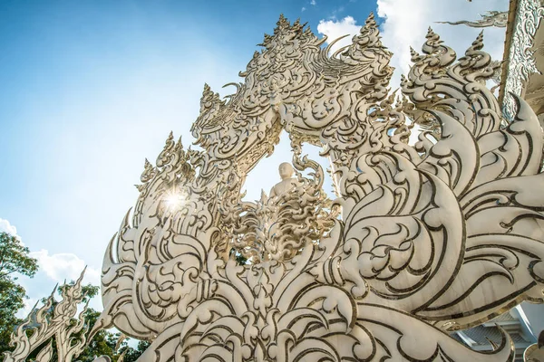 Tayland Chiang Rai eyaletinin en popüler bir yer beyaz tapınak ulusal sanatçı tarafından Güzel Sanat oyma heykel.