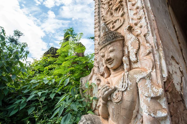 Angelo Custode Statua Piedi Fronte All Antica Pagoda Nel Lago — Foto Stock