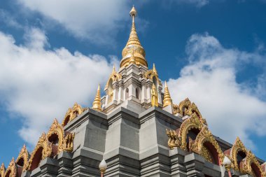 Sinakarintra Stit Mahasantikhiri Pagoda Doi Mae Salong, Tayland Chiang Rai eyaletinde dağın tepesinde Tayland majesteleri kraliçe annesi anma anıtı.