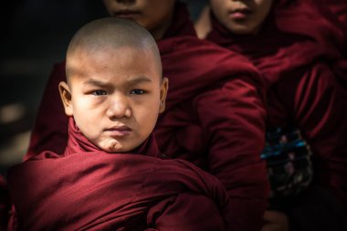 Amarapura, Myanmar - Eki 15 2014: Myanmar'ın eski başkenti Amarapura Mahagandayon Manastırı'nda Myanmar acemi.