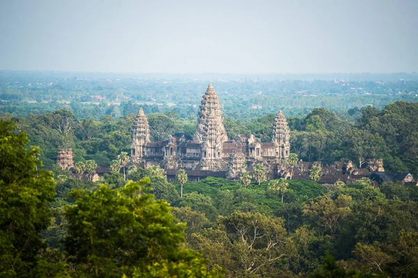 Angkor wat Kamboçya'da bir tapınak kompleksi ve dünyanın en büyük dini anıt. Kamboçya Siem Reap bulunan.