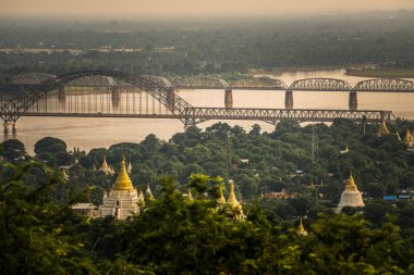 Antik Myanmar'ın eski başkenti Sagaing'deki pagoda ve Irrawaddy Köprüsü'nün görünümü.