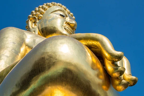 Μεγάλο Χρυσό Άγαλμα Του Βούδα Στην Τσιανγκ Σαέν Οποίο Βρίσκεται — Φωτογραφία Αρχείου