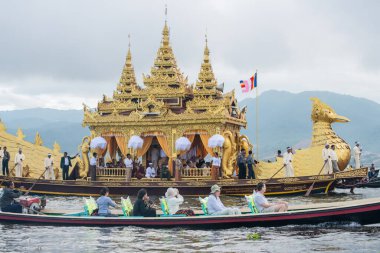 INLE-LAKE, MYANMAR - OCT 06 2014: Inle Gölü 'nde yılda bir kez Phaung Daw Oo Pagoda festivali resmi olarak göl etrafında yapılır..