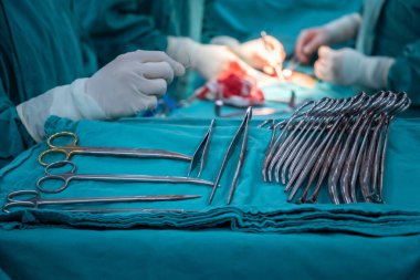 Ameliyathanede cerrahi operasyonlarda kullanılan bir grup cerrahi gereç. Hastalara bakımı sağlamak için bir ameliyathane tasarlanabilir ve donanımlı olabilir.